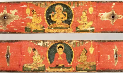Bodhisattva assis (Prajnaparamita) (en haut) et Bouddha entouré d